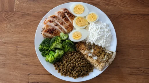 Белковое меню на неделю: тарелка с белком, гарниром и овощами