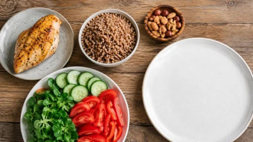 Раскладка продуктов на столе: мясо, крупа и овощи порциями рядом с тарелкой