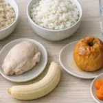 Раскладка щадящих продуктов при гастрите: овсянка, рис, творог, отварная курица, банан
