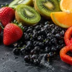 Свежие ягоды, киви, апельсин и красный перец — продукты, богатые витамином C, для таблицы витаминов